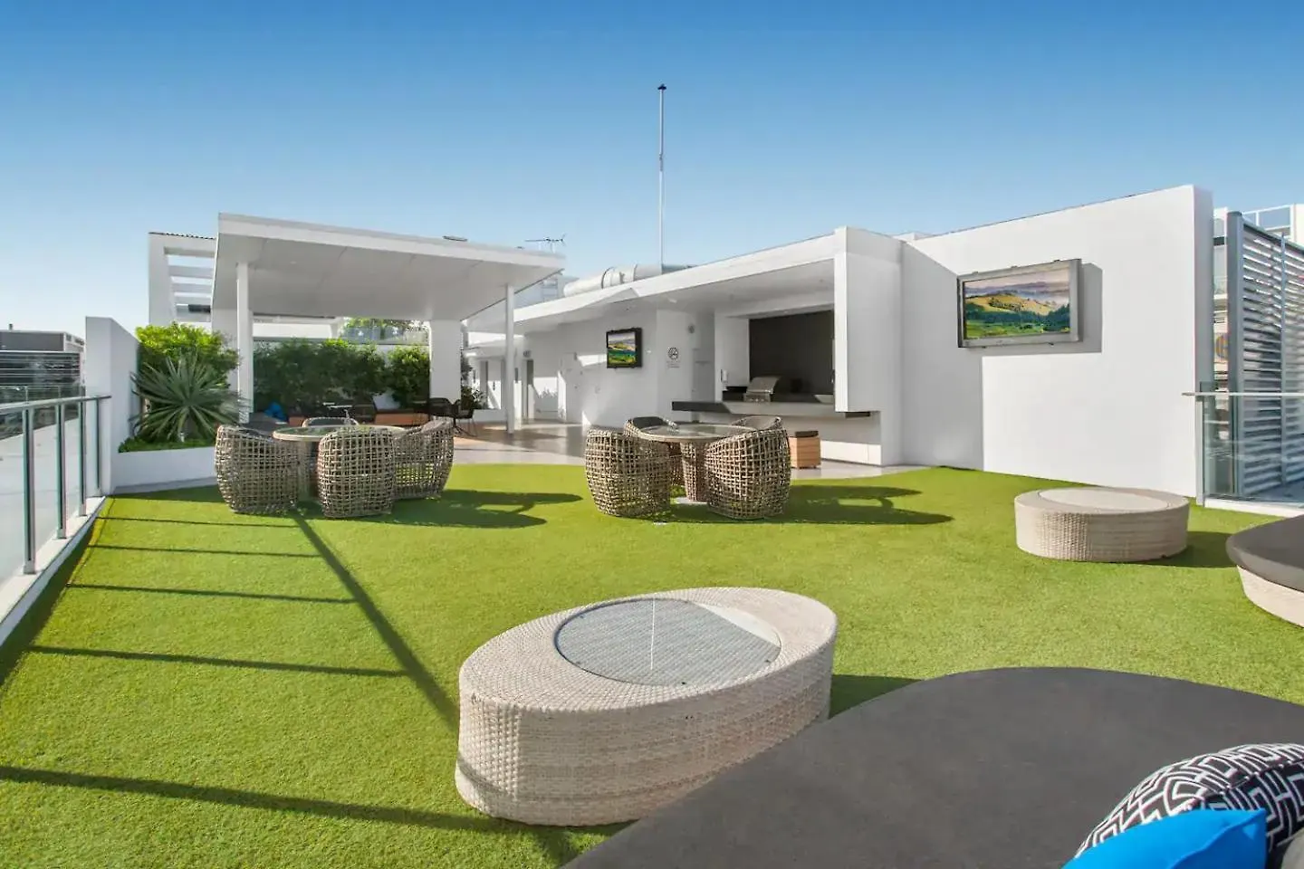 Bright Apt With Balcony, Rooftop Pool & Parking! Brisbane