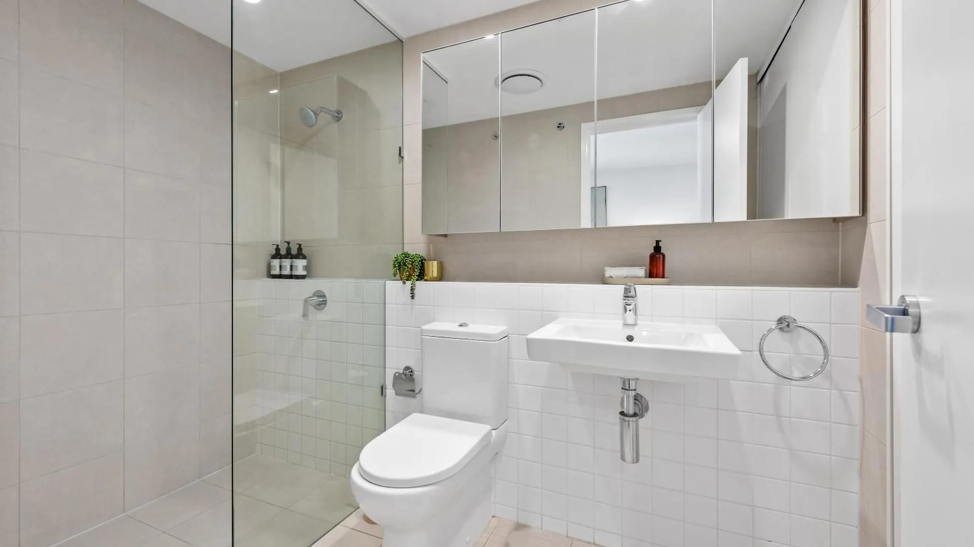 Apartmán Bright Apt With Balcony, Rooftop Pool & Parking! Brisbane