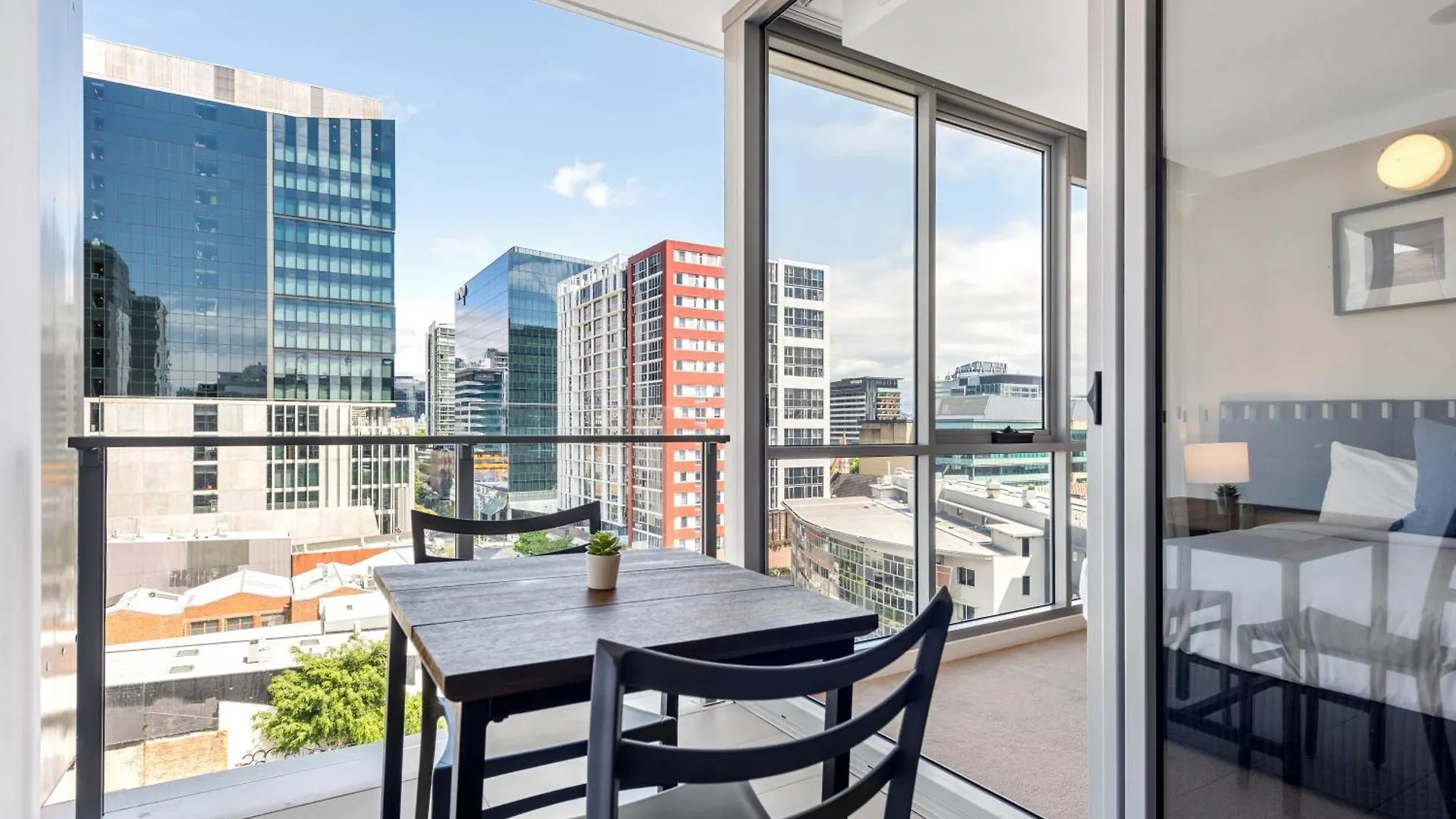 Apartmán Bright Apt With Balcony, Rooftop Pool & Parking! Brisbane
